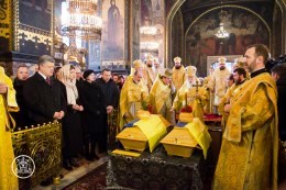 За участю Патріарха Філарета у Києві перепоховали письменника Олександра Олеся та його дружину.ВІДЕО